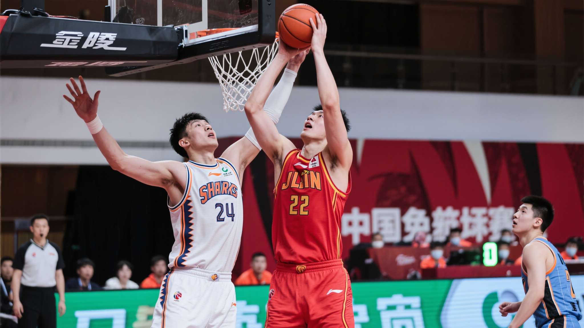 上海112-96天津 球员评价:6人优秀,2人及格,偰李永炜低迷 王哲林高分统治内线
本场最具说服力的是王哲林,他攻下24分12篮板的数据,用绝