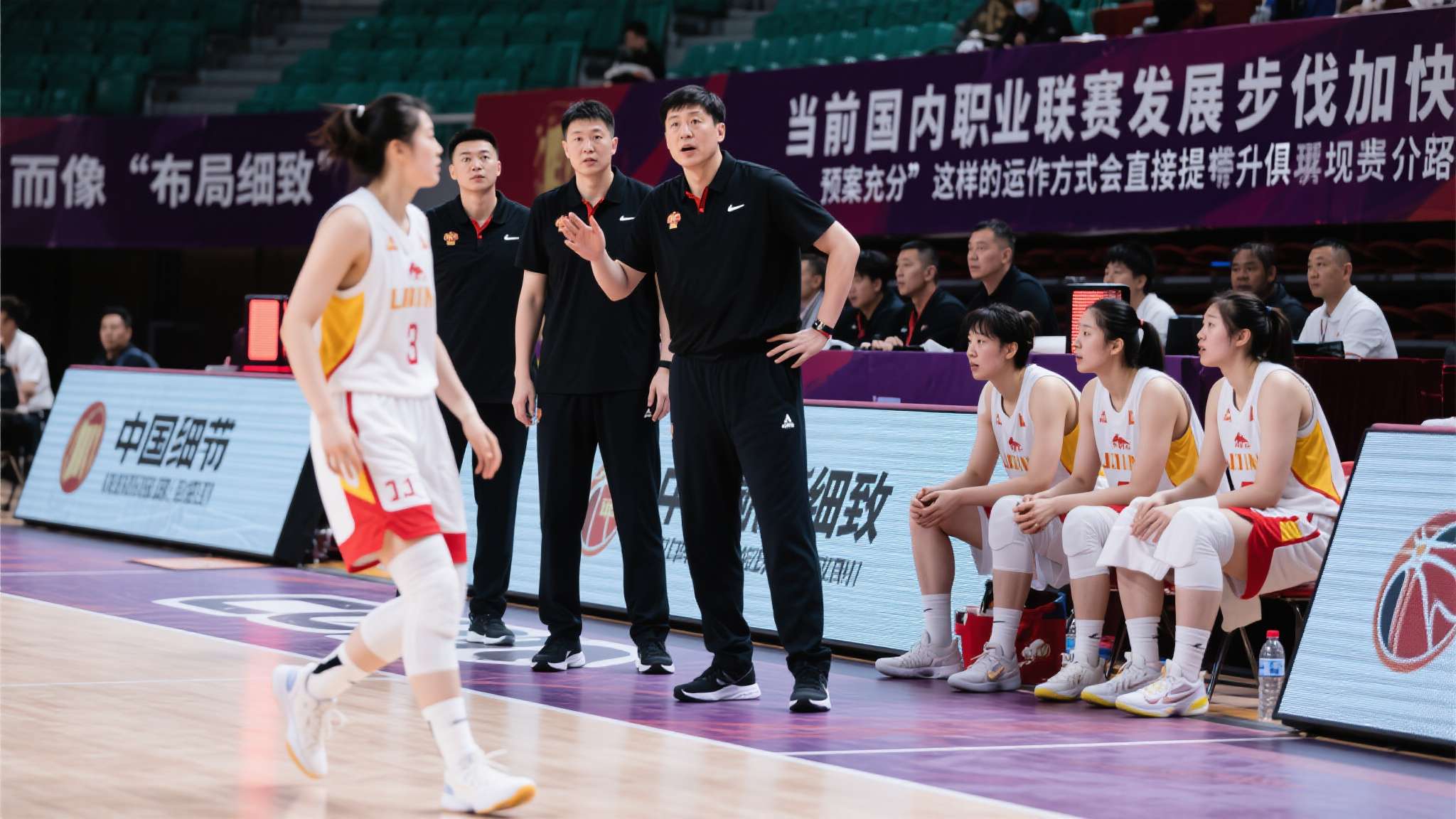 WCBA季后赛首轮:山西女篮大比分获胜 拿下开门红 不可忽视的是教练组幕后功劳。从排兵布阵调整,到人员合理休息安排,再到针对性部署限